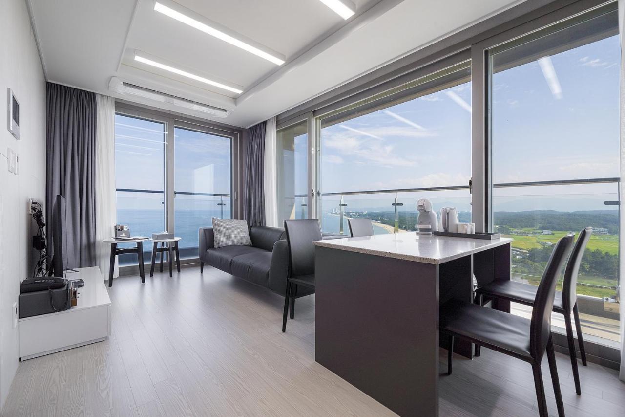 Gangneung Chonpines Ocean Suites Hotel Экстерьер фото