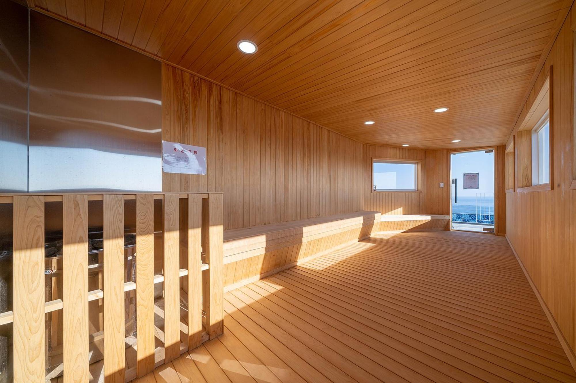 Gangneung Chonpines Ocean Suites Hotel Экстерьер фото