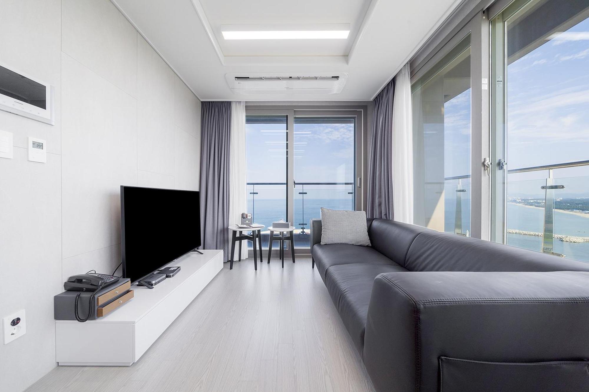 Gangneung Chonpines Ocean Suites Hotel Экстерьер фото